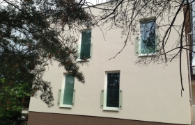 Bočná fasáda s novými oknami